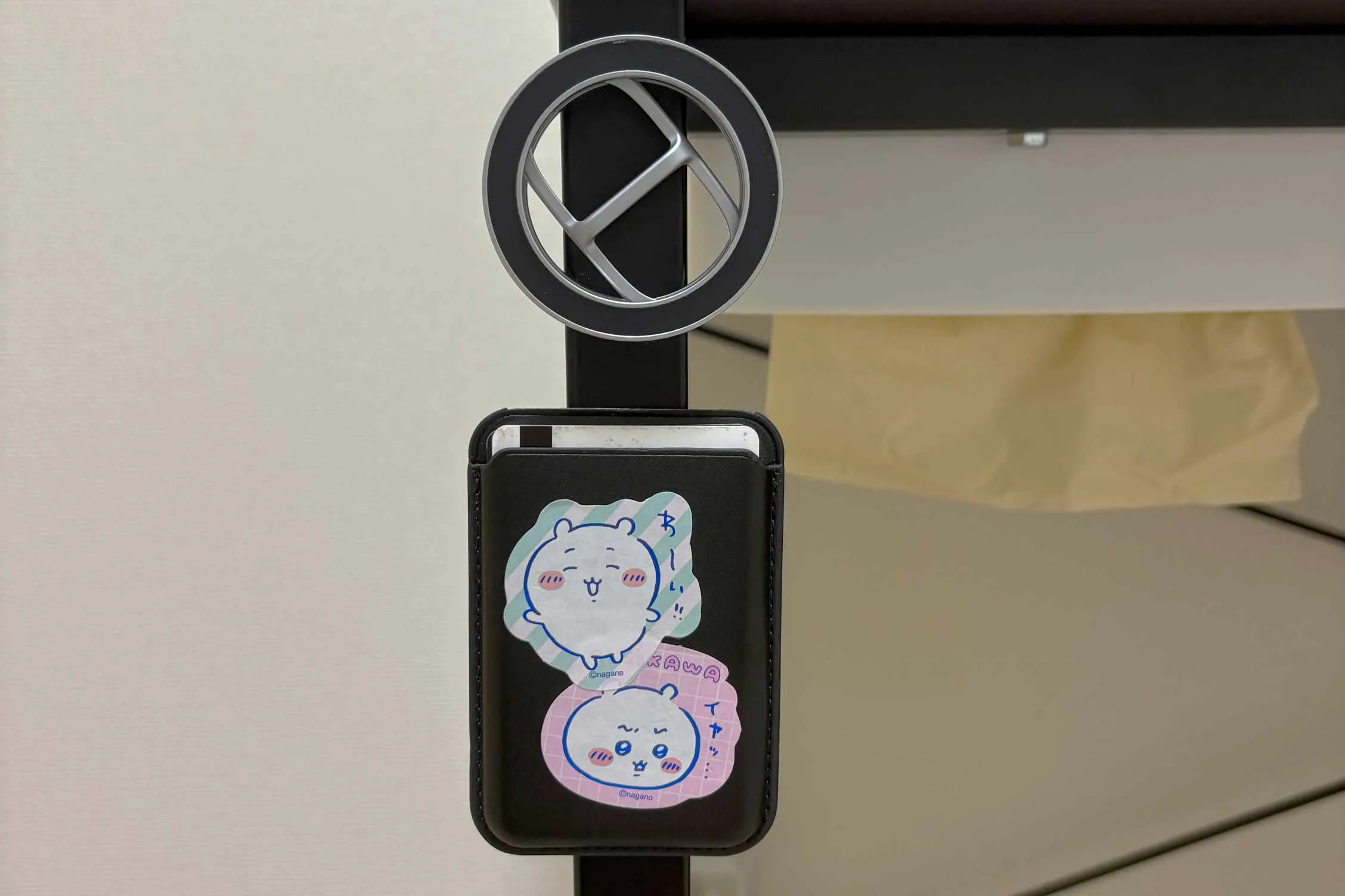 Magsafeウォレットにはステッカーを貼ってカスタマイズ
